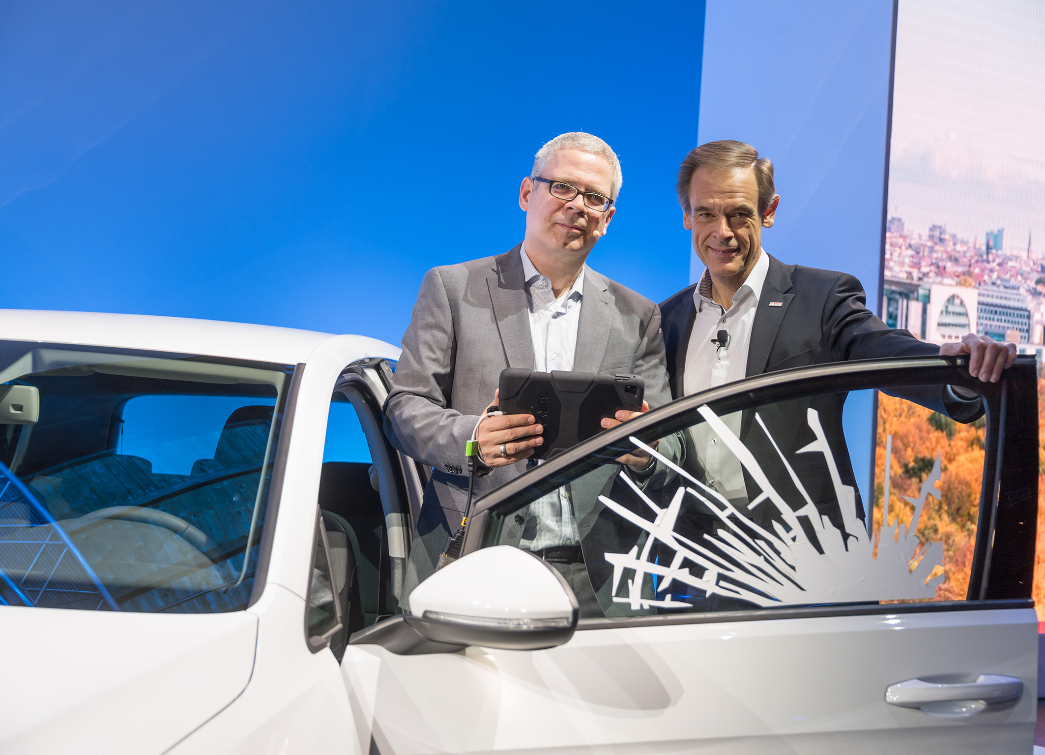 Bosch CEO Dr. Volkmar Denner and MC Dirk Slama demonstrate the connected repair shop as part of the opening address at Bosch Connected World 2017