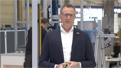 Bosch-Geschäftsführer Rolf Najork stellt die Fabrik der Zukunft von Bosch vor.