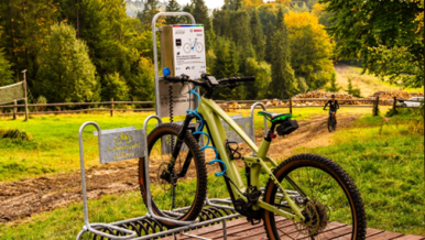 Górskie szlaki w Beskidzie Sądeckim – teraz z ładowarkami do rowerów elektrycznych