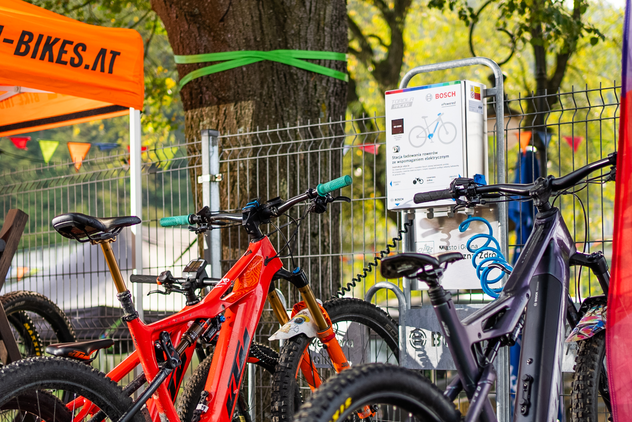 Ładowarka umożliwia jednoczesne ładowanie czterech elektryków z inteligentnym systemem 